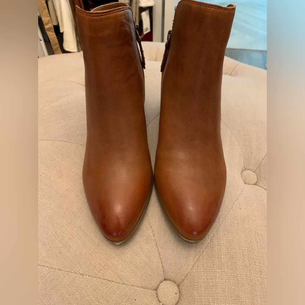 100% Authentic Frye leather double zipper booties - Size 9 Women’s
